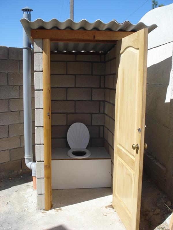 Как построить туалет из металлопрофиля своими руками
